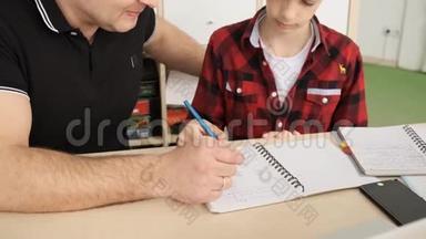 侧视照顾父亲告诉他的儿子关于面具的笔记，并用笔慢动作纠正错误